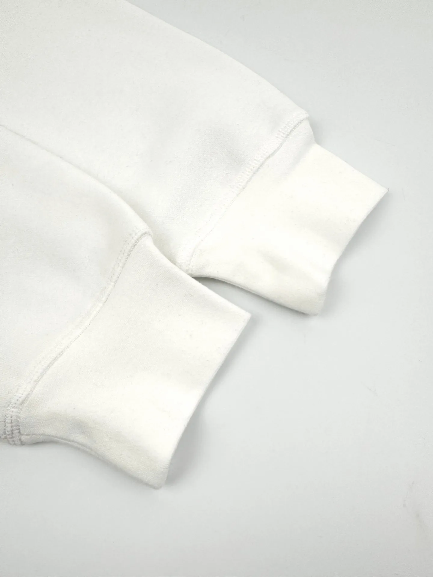 P280 Ralph Lauren logo embroidered sweatshirt. Customized cloud-like honey cotton fleece sweatshirt material. It feels delicate and comfortable against the skin. It is dressed in pure white and exudes innate elegance. The exquisite indigo pony logo is embellished with it. It is highly recognizable. It brings an atmosphere of freedom and vitality. Pure and agile color symphony. It outlines a high-end silhouette with extreme simplicity. It becomes the smart focus of the vision and shows taste in silence. Craftsmanship 1: Adopting imported machine embroidery technology and using advanced computer control systems and precision mechanical components to achieve the iconic pony embroidery operation with high precision and smooth and delicate lines. Process 2: Using the Hasuo process and sewing with a specific machine. The Hasuo fastness is high and adds visual effects. It is time-consuming and labor-intensive. Process 3: The fabrics are washed and have a better hand feel. Not easy to deform, not easy to shrink, not easy to fade, and maintain long-term beauty. Accessories: Customized 1:1 Ralph Lauren trademark Fit: Fitted Size: S M L XL Style No.: 25296